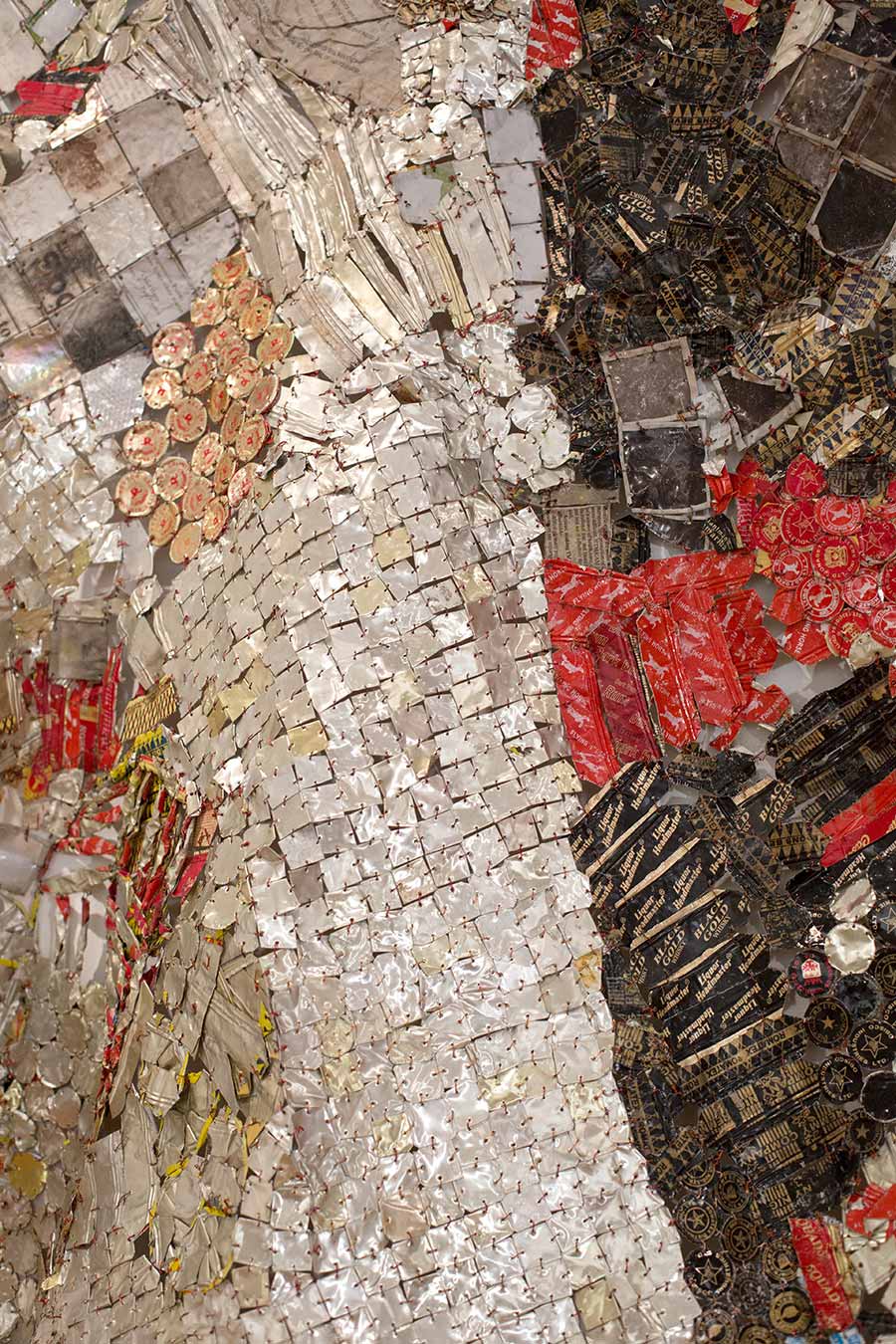 El Anatsui, Focus detail, 2015.Aluminium and copper, 284 x 320 cm. El Anatsui, Focus detail, 2015.Aluminium and copper, 284 x 320 cm.