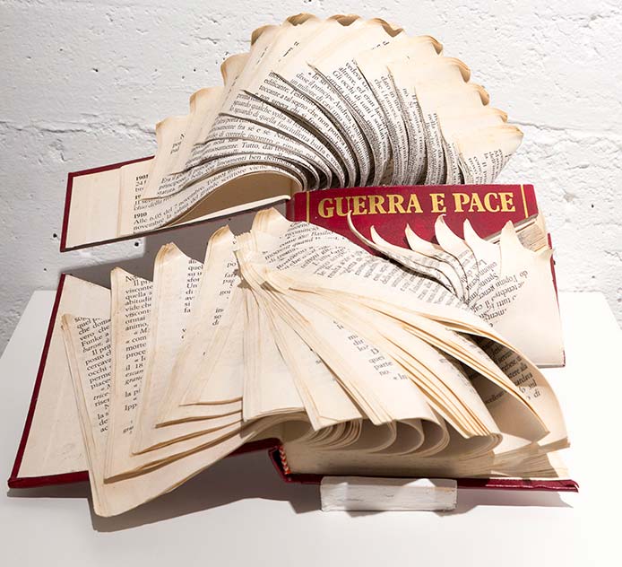 Jukhee Kwon, Guerra e pace, 2020. Paper (1 book), 30 x 20 cm. Jukhee Kwon, Guerra e pace, 2020. Paper (1 book), 30 x 20 cm.