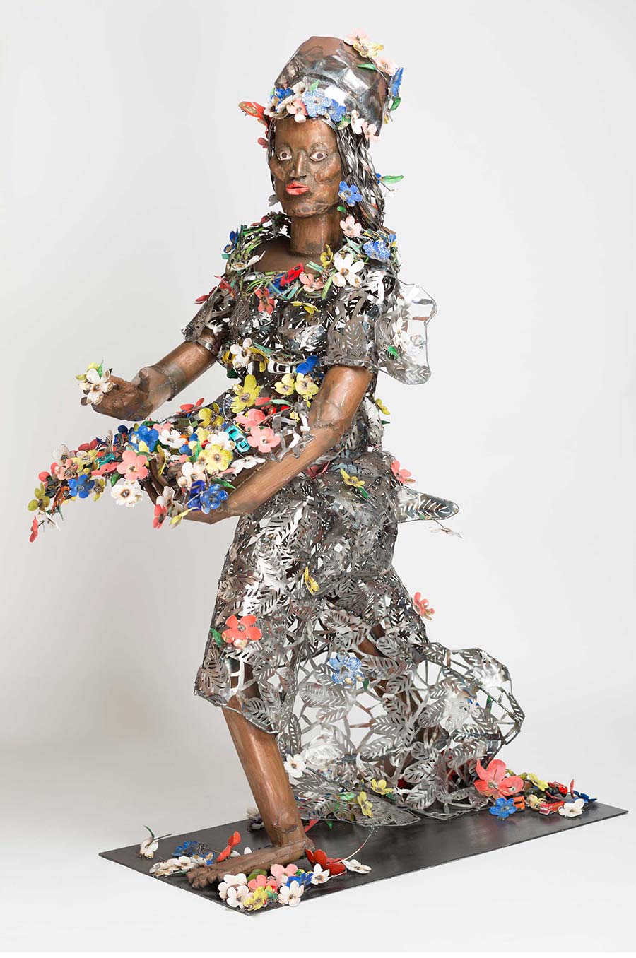 Sokari Douglas CampPrimavera, 2015. Steel, gold leaf and acrylic paint, 201 x 72 x 162 cm. 