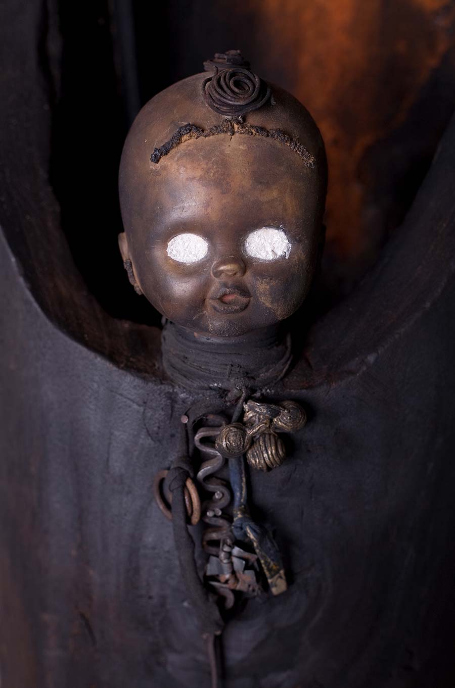 Gérard Quenum, L’Ange (Angel), 2008. Wood, clay, metal, twine and plastic doll, 229 x 28 cm. Gérard Quenum, L’Ange (Angel), 2008. Wood, clay, metal, twine and plastic doll, 229 x 28 cm.