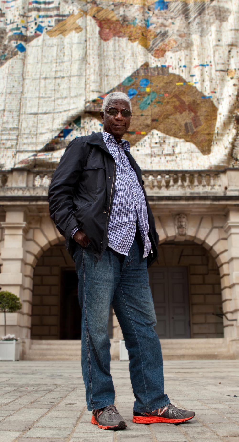 El Anatsui in front of TSIATSIA - searching for connection, 2013. Aluminium (bottle-tops, printing plates, roofing sheets) and copper wire, 15.6 x 25 m. At the Royal Academy of Arts, 2013. Photo: © Jonathan Greet, 2013.
