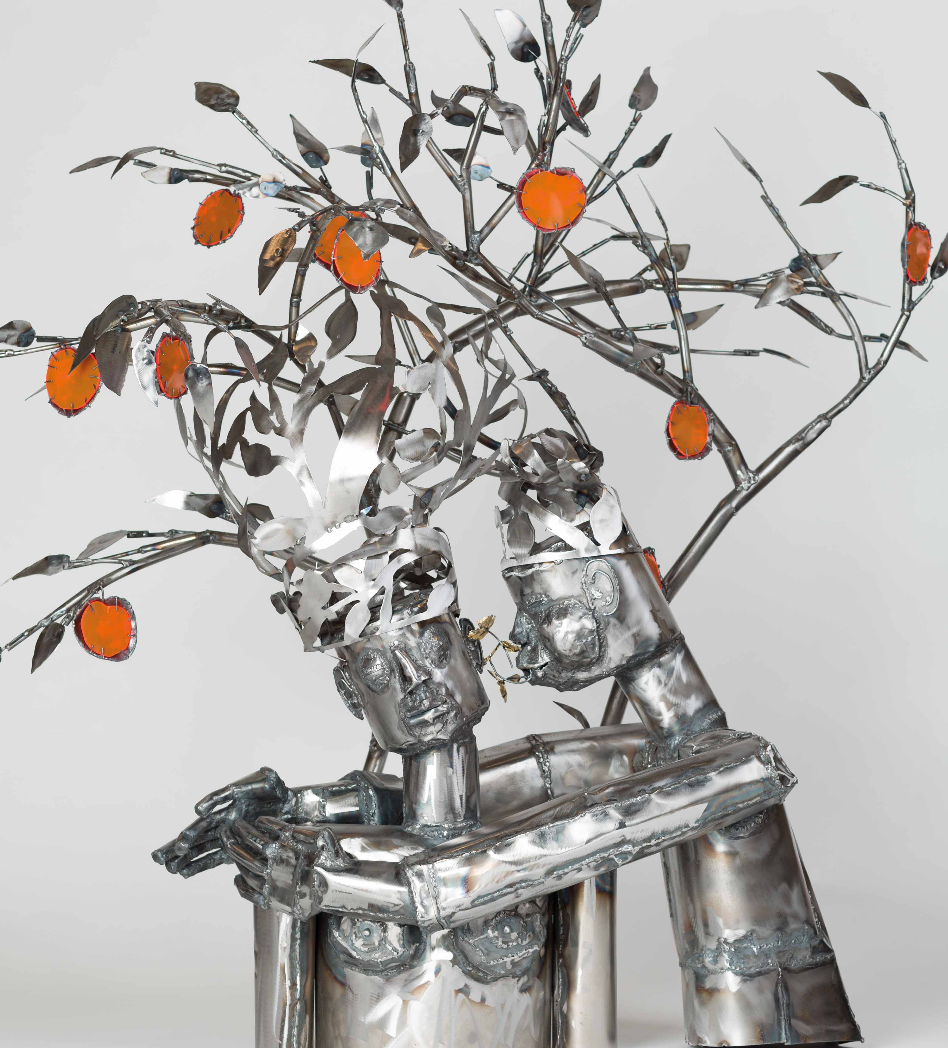 Sokari Douglas Camp, Lovers Whispering, 2016. Steel, gold leaf and perspex, 138 x 140 x 71 cm. Photo: © Jonathan Greet