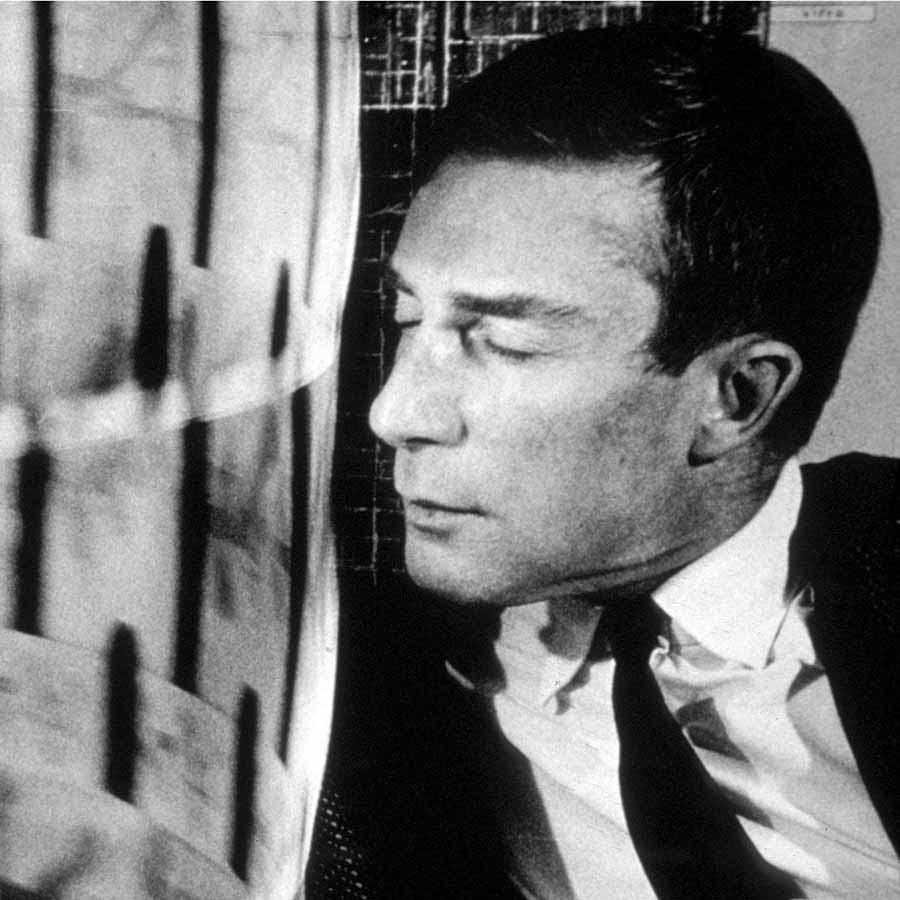 <strong>Brion Gysin</strong> in front of his installation <em>Dreamachine</em>. Photo: © Harold Chapman, courtesy of TopFoto.