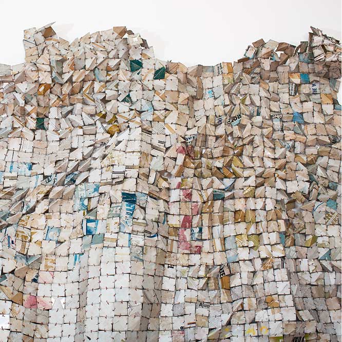 <strong>El Anatsui</strong>, <em>Clouds gathering over the city</em> (detail), 2023.<br>
Aluminium and copper wire,
386 x 282 cm.