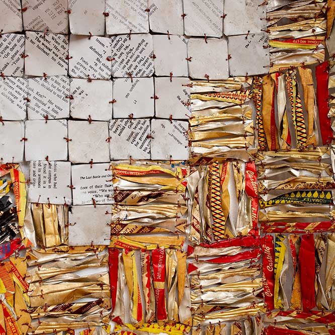 <strong>El Anatsui</strong>, <em>When a gate closes (detail), 2023.<br>
Aluminium and copper wire,
270 x 350 cm.