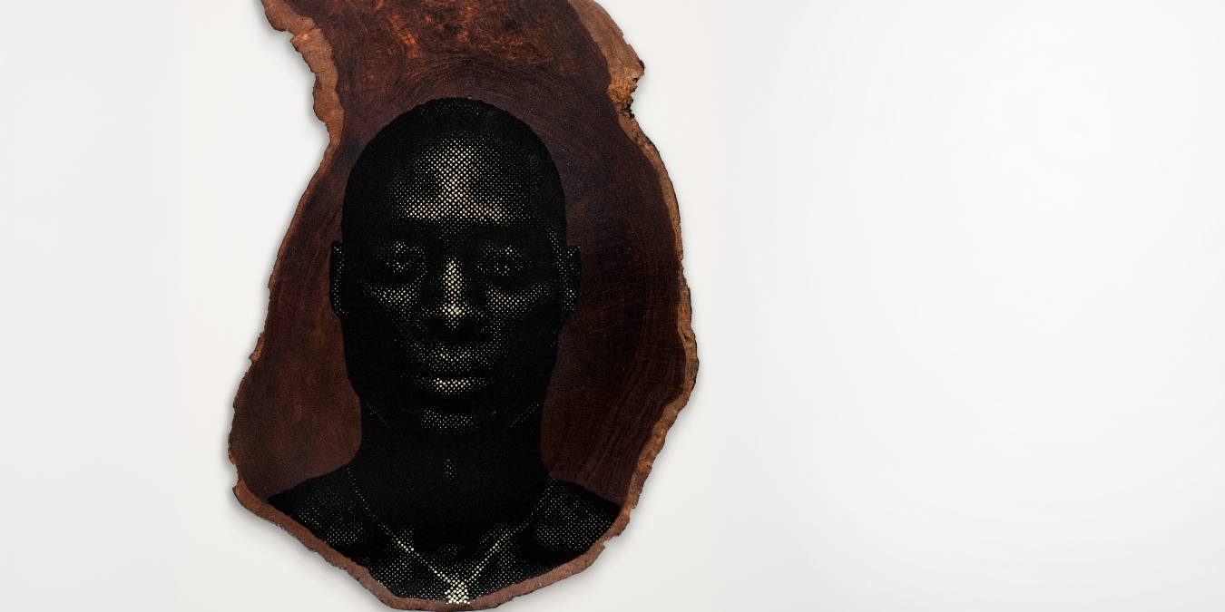 Alexis Peskine, Tukwa (detail), 2022. Moon gold leaf paint varnish and nails on red Cameroonian Bibinga wood, 150 x 120 x 8 cm 48kg.