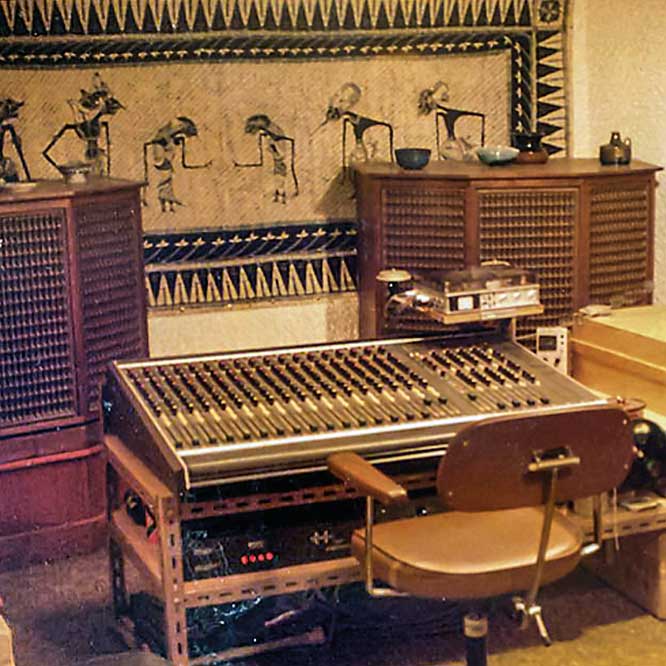 October Sound, studio in the basement of the building, c. 1990.
Photo: John Whiting.